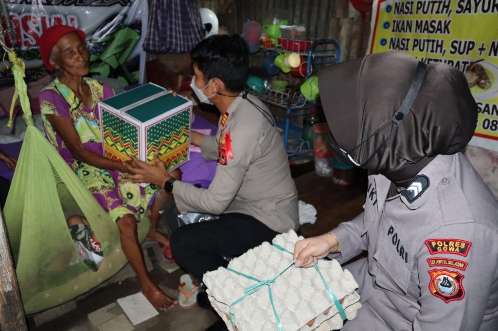 Jelang Idul Fitri, Plt Kasi Humas Polres Gowa Bersama Personelnya Kunjungi Nenek Tua, Ini Yang Dilakukan