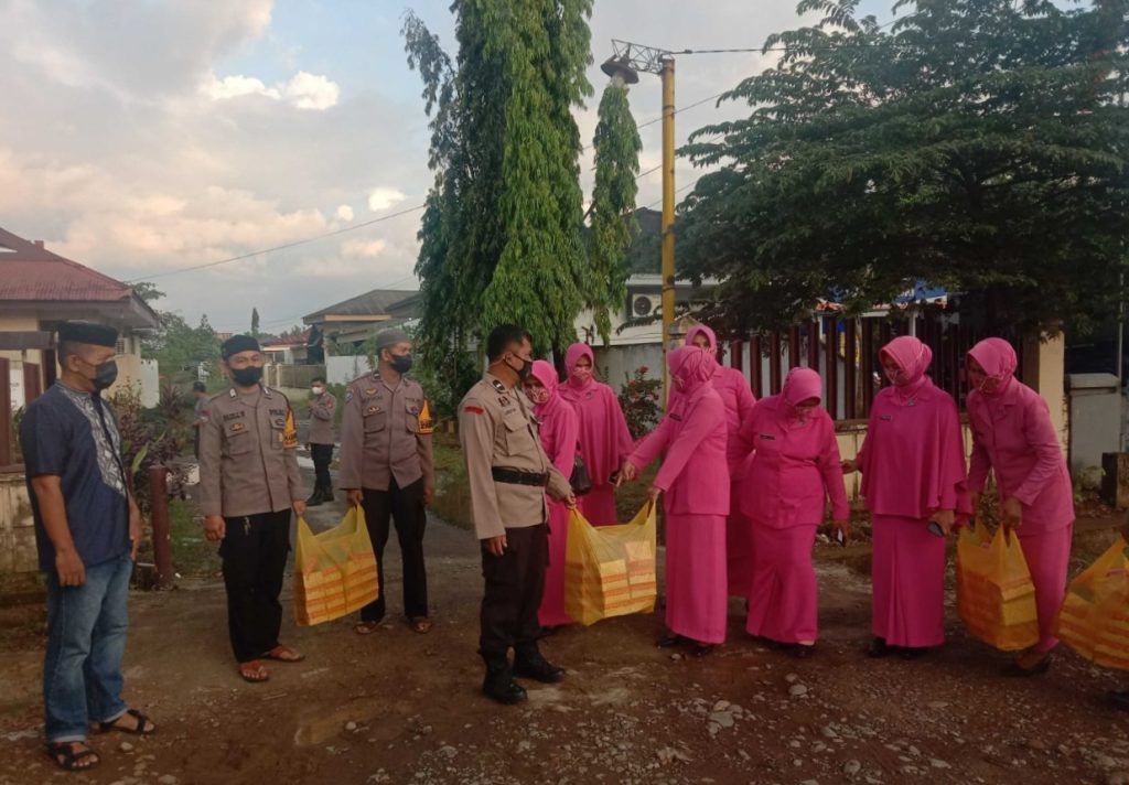 Personel Polsek Pallanggga dan Bhayangkari Berbagi Takjil ke Pengguna Jalan