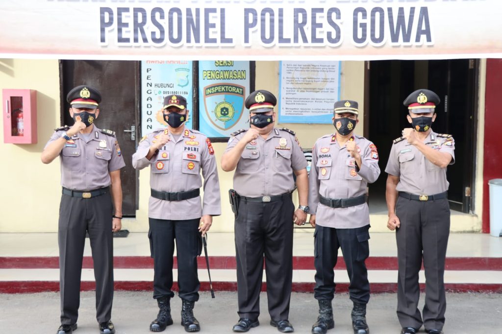 Kapolres Gowa Pimpin Upacara Kenaikan Pangkat Pengabdian Tiga Personilnya