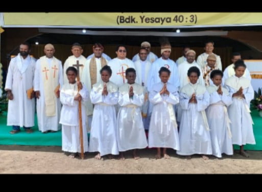 Pastor Oksianus K. Bukega, Pr diberikan nama adat Ekadaibii