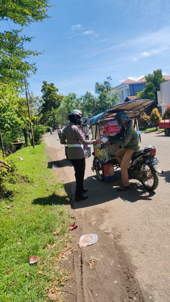 Peduli Sesama, KBO Satlantas Polres Pangkep Bagikan Makanan Ke Pengguna Jalan