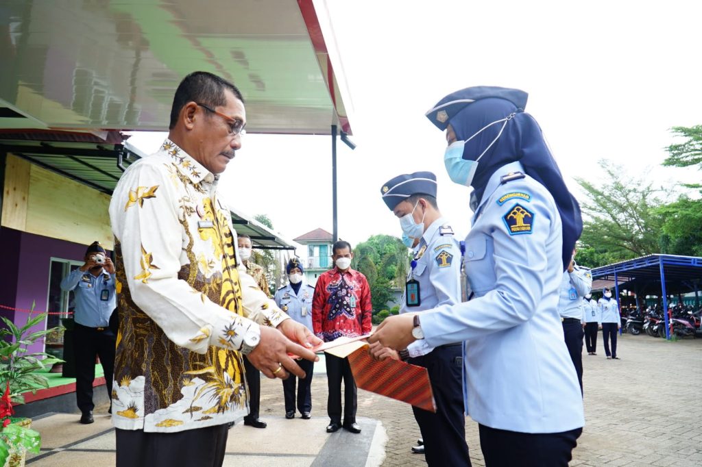 Kakanwil Kumham Sulsel Serahkan SK Kenaikan Pangkat 42 orang Pegawai LPP Sungguminasa