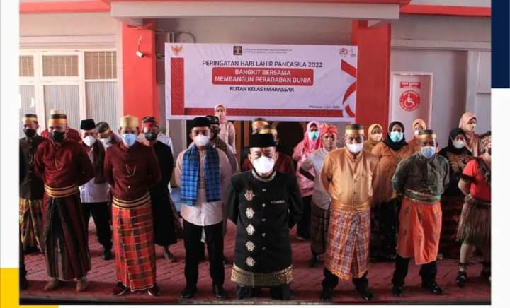 Jajaran Rutan Makassar Antusias Peringati Hari Lahir Pancasila Secara Virtual, Dengan Berpakaian Adat