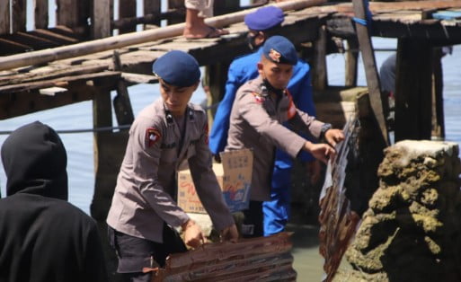 17 Rumah di Lonrae Diterjang Puting Beliung, Brimob Bone Gerak Cepat Bantu Korban