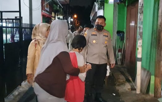 Polsek Kembangan Kunjungi Dua Bersaudara yang Tengah Sakit