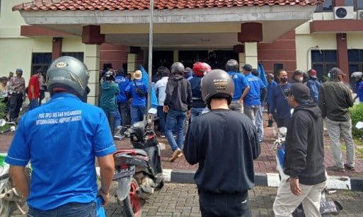 Demonstran di Kantor PT. Angkasa Pura Nyaris Bentrok. Apa Pasal?