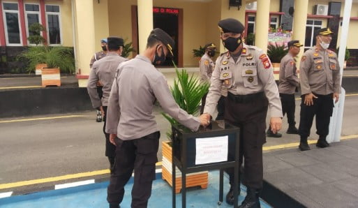 Kapolres Sidrap Ajak Personilnya Bersedekah