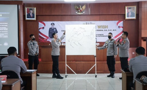 Akbp hari rosena sampaikan commander wish kepada seluruh personel
