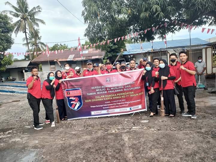 Semarak HDKD Ke-77, Jajaran Pegawai Lapas Bulukumba Gelar Bersih-Bersih Tempat Ibadah dan TMP