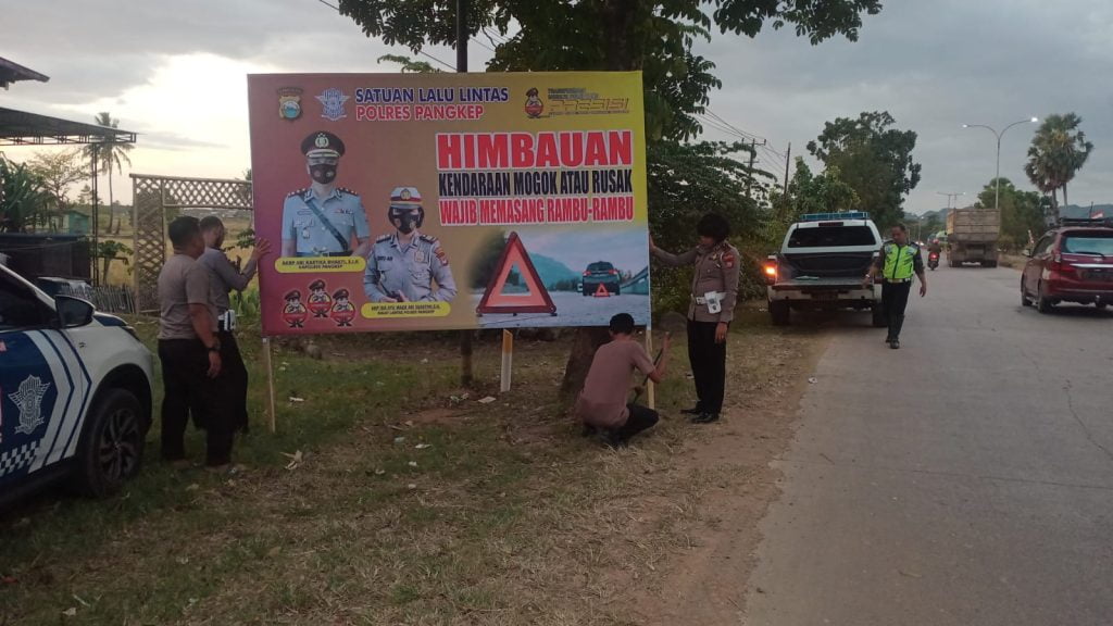Kasat Lantas Polres Pangkep Pasang Spanduk Himbauan di Beberapa Lokasi Rawan Lakalantas