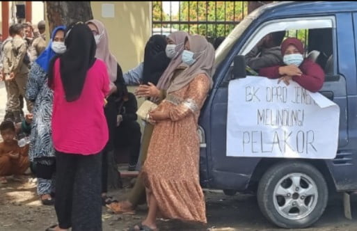 Tak terima di Demo Wakil Ketua DPRD nekat terobosan Massa aksi Di Depan Kantor DPRD Kabupaten Jeneponto