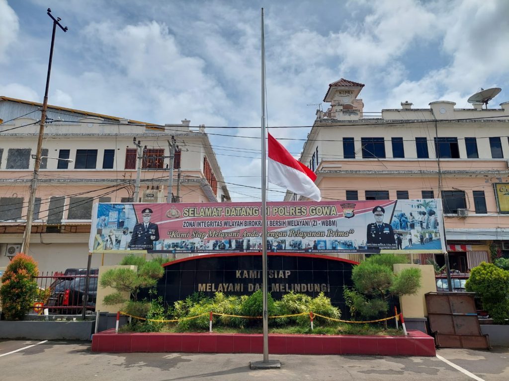 Hari ini Polres Gowa Kibarkan Bendera Setengah Tiang