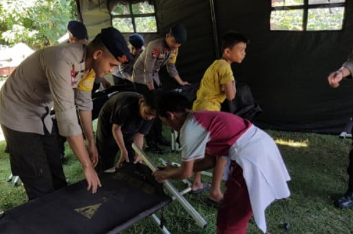Gerak Cepat Personel Brimob Bone Bantu Korban Kebakaran Di Pallette