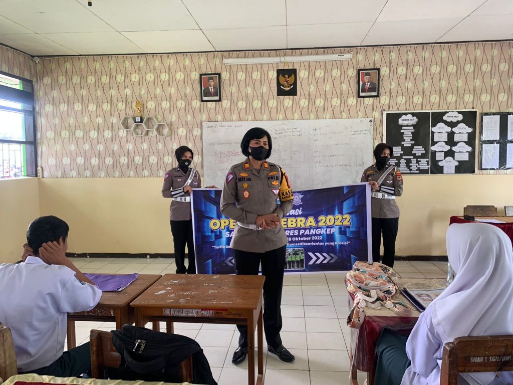 Kasat Lantas Polres Pangkep, Bagi Brosur 7 Sasaran Ops zebra ke Pelajar, Ini Tujuannya