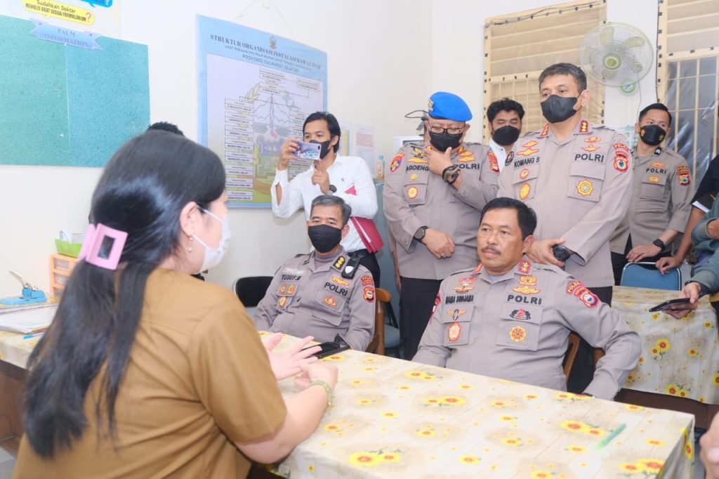 Kapolda Sulsel Datangi RS.Dadi, Jenguk Oknum Polri Yang Coret Dinding Mapolres Luwu