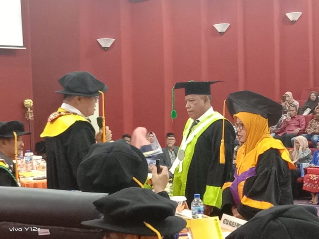 Prosesi Acara Pengukuhan Profesor. Dr.Dr.Hj Sulastriningsih Djumingin.M.Hum. Diwarnai Banyak Karangan Bunga