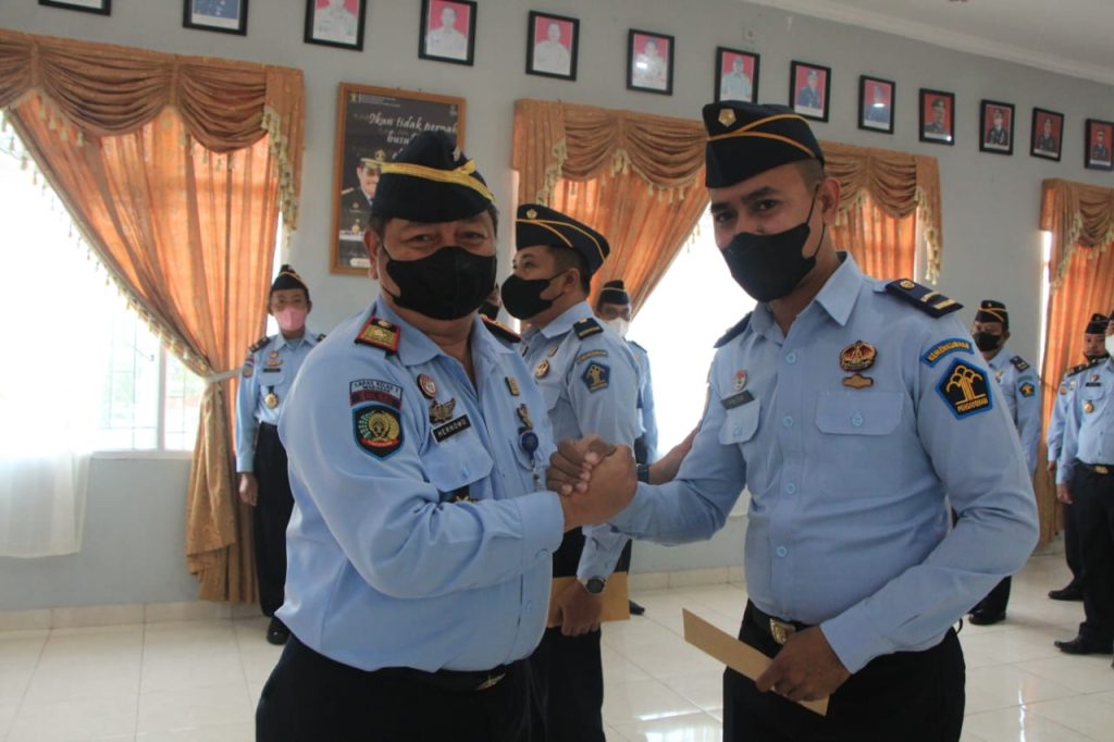 Berkinerja Baik, Kalapas Makassar Berikan Penghargaan Kepada Pegawainya
