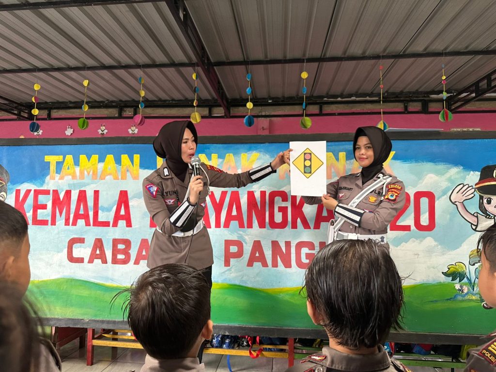 Personel Satlantas Polres Pangkep Beri Edukasi Tertib Lalu Lintas ke Murid TK Kemala Bhayangkari
