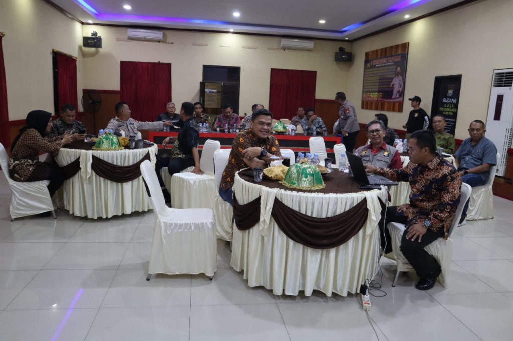 Lestarikan Budaya Indonesia, Kapolres Gowa Bersama PJU Nobar Wayang Kulit