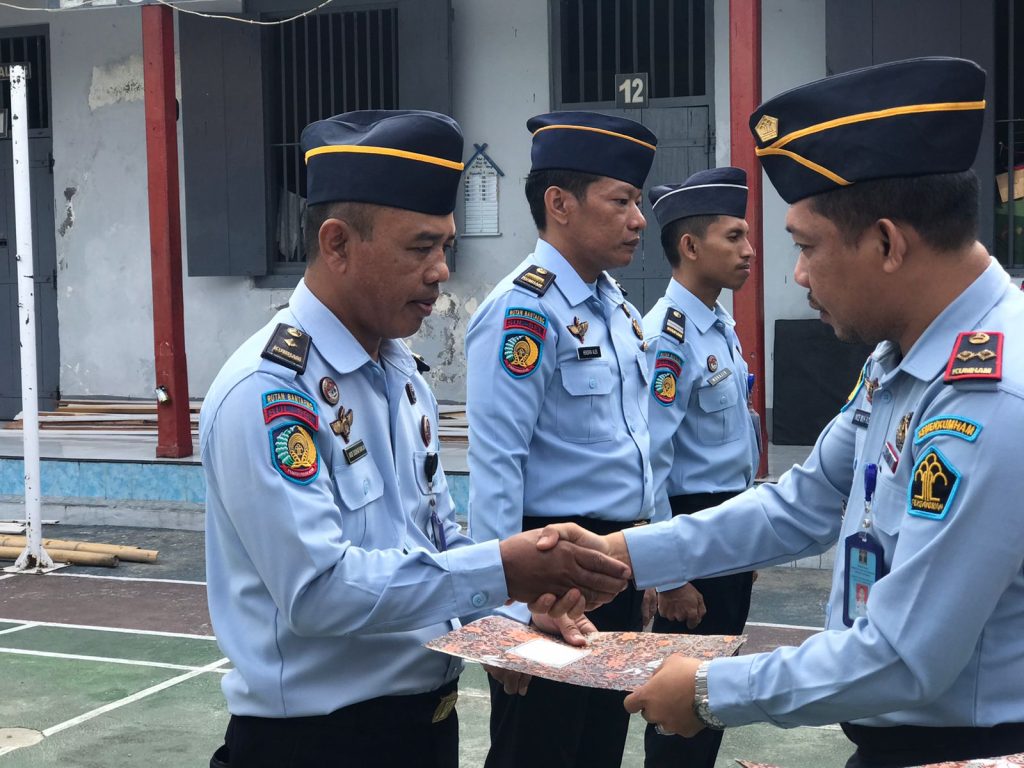 Rutan Bantaeng Serahkan Reward Bagi 4 (empat) Orang Pegawai Teladan