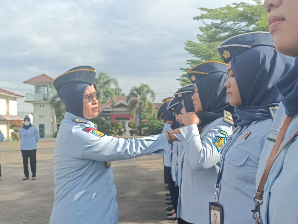 Plt. Kalapas Perempuan Sungguminasa, Cek Kerapian dan Atribut Pegawainya