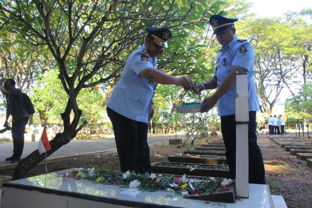 Kalapas Makassar ikuti kegiatan tabur bunga di Taman Makam Pahlawan Panaikang