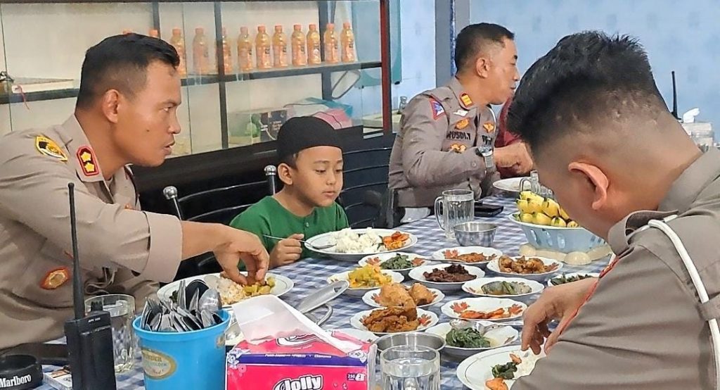 Saat Kapolres Palopo Berbagai Rasa dengan Anak Yatim