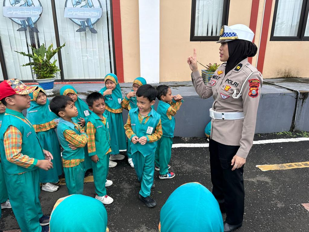 Di Saat Anak-anak TK di Bone Diajari Tertib Berlakulintas