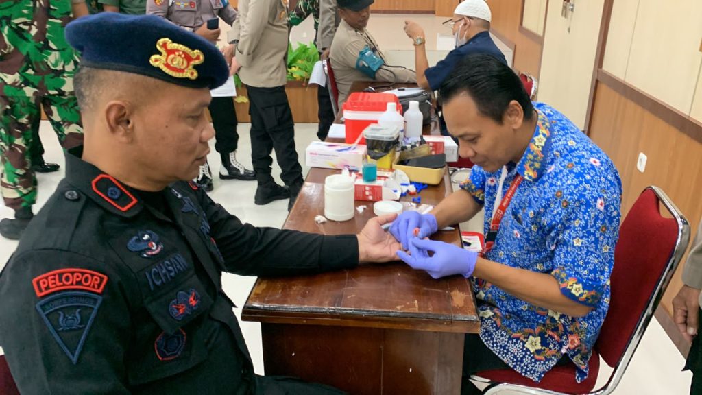 HUT Bhayangkara Ke- 77, Brimob Bone Sumbang Puluhan Kantong Darah di Mapolres Bone
