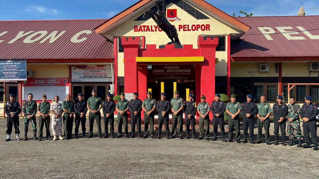 TNI Mendadak Serbu Markas Brimob Bone. Bukti Kekuatan Sinergitas yang tak Tergoyahkan!