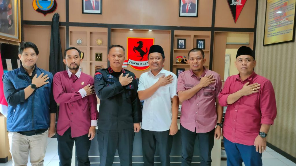 Lima Komisioner KPU Bone Mendadak Datangi Markas Brimob. Ngapain?