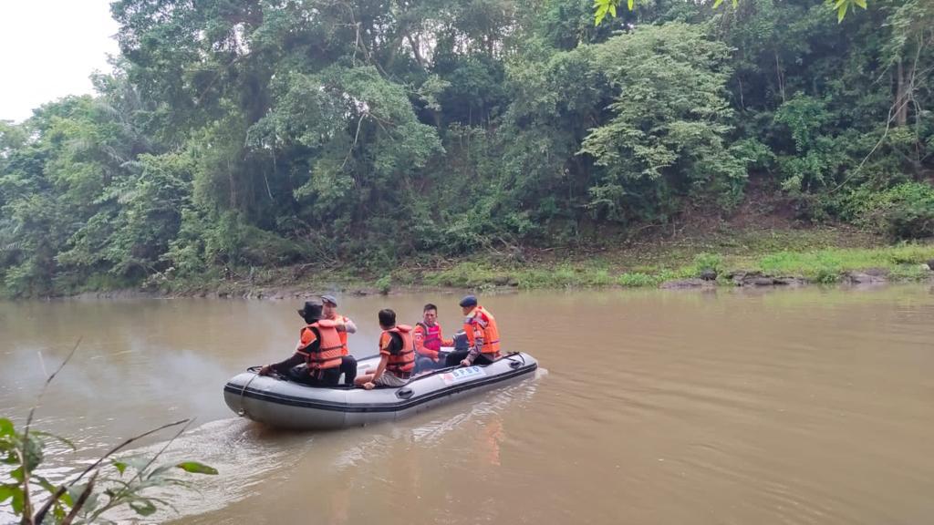 Pemuda di Soppeng Hanyut Terseret Arus Sungai, Brimob Bone Terjunkan Tim SAR Cari Korban