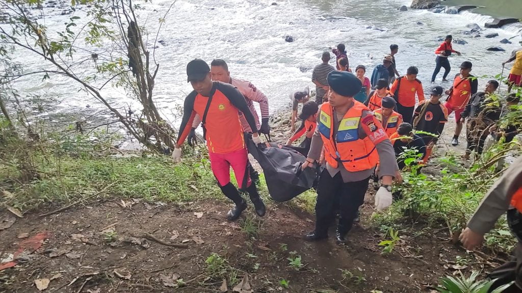 Tim SAR Gabungan Brimob, Basarnas, BPBD dan Tagana Temukan Pemuda Yang Hanyut di Sungai Soppeng