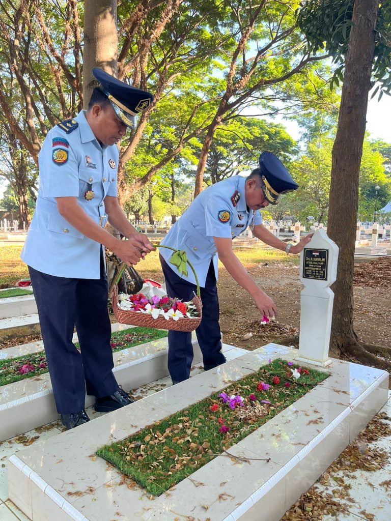 Semarak HUT Kemenkumham ke-78, Lapas Narkotika Sungguminasa Ziarah dan Tabur Bunga di Taman Makam Pahlawan Panaikang
