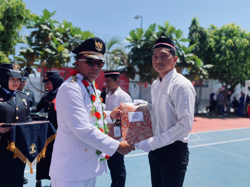 Berkah HUT RI Ke-78, Bupati Bulukumba Serahkan Remisi Umum untuk 343 Narapidana Lapas Bulukumba