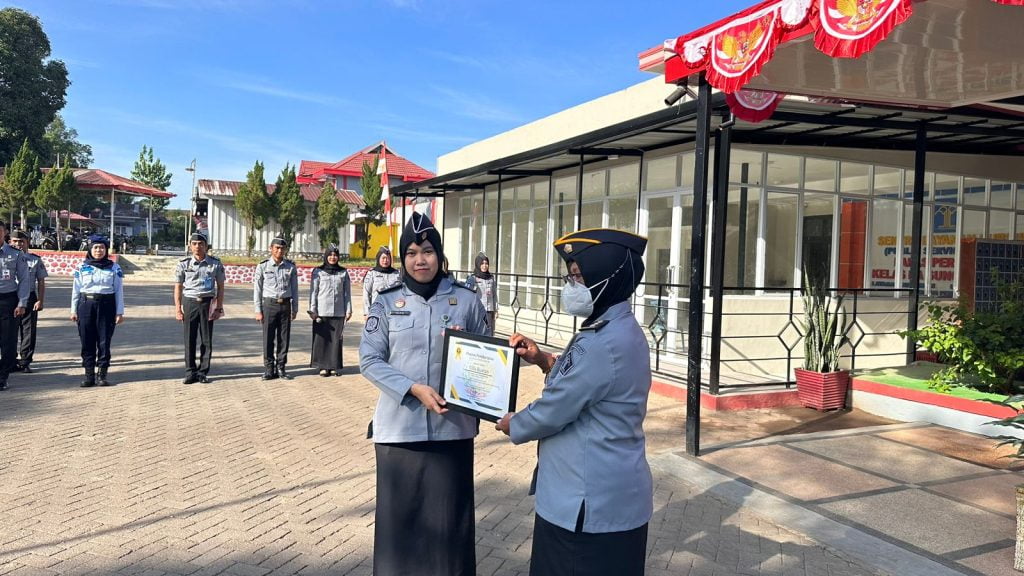 Apresiasi Kinerja Pegawai, Plt. Kalapas LPP Sungguminasa Berikan Penghargaan Pegawai Teladan