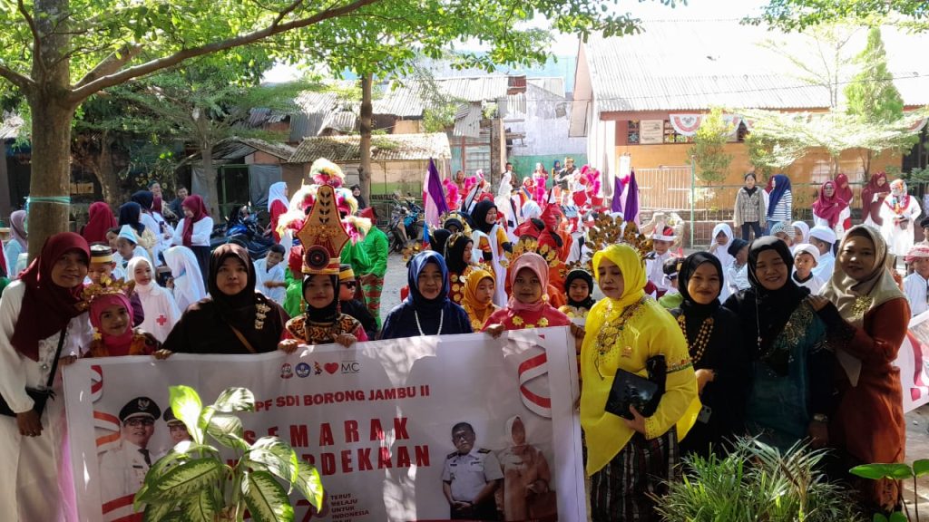 Gelar Karnaval, Pelajar SD.I Borong Jambu II Gunakan Pakaian Adat dan Bertabur Kegiatan Ekstrakurikuler