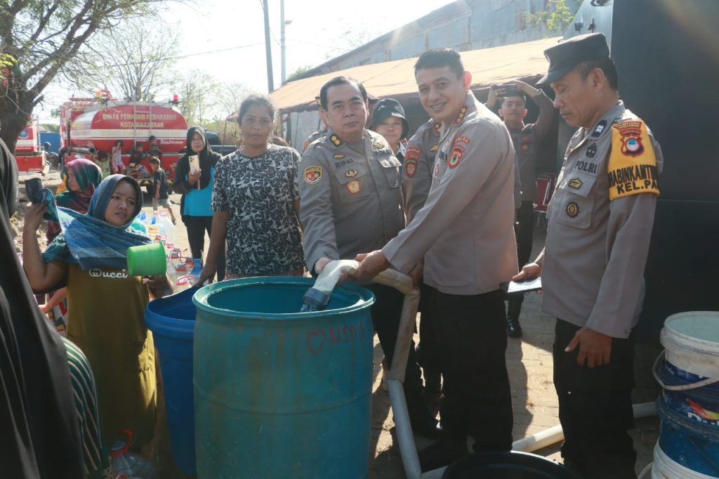 Sambut HUT Humas Polri Ke 72, Bid Humas Polda Sulsel Bagikan Air Bersih Di Sejumlah Lokasi Di Kota Makassar