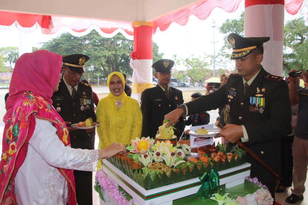 HUT ke-78 TNI, Danyon dan Kapolres Bone Kompak Beri Kejutan Dandim 1407
