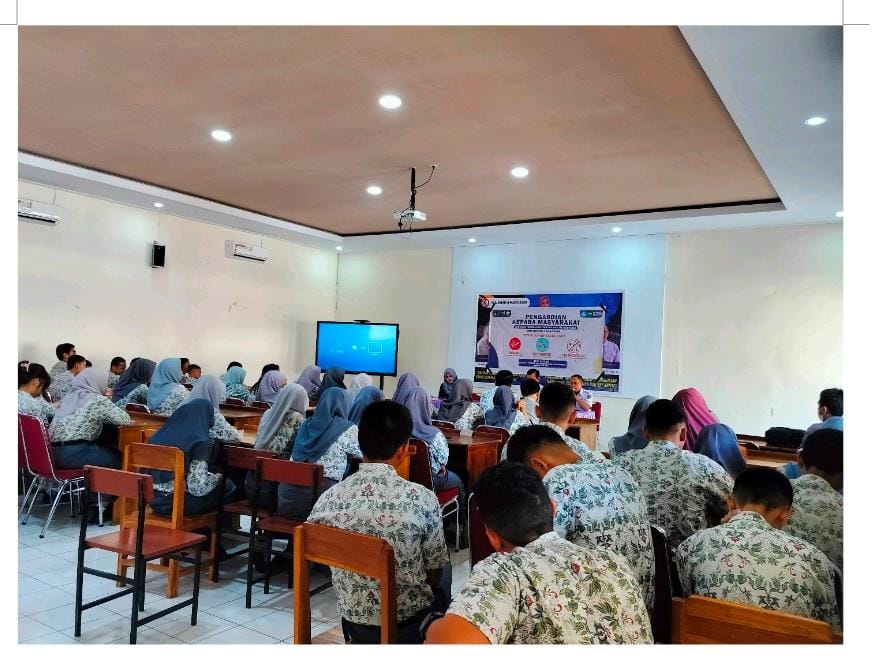 Dosen UMI Lakukan Penyuluhan Kesehatan Tentang Bahaya Rokok di SMAN 4 Makassar