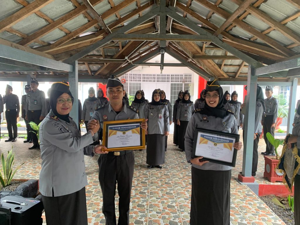 Kalapas Beri Penghargaan Pegawai Teladan