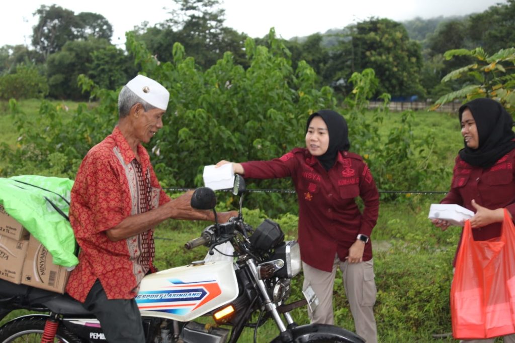 Berkah Ramadhan, LPP Sungguminasa Berbagi Takjil Kepada Masyarakat