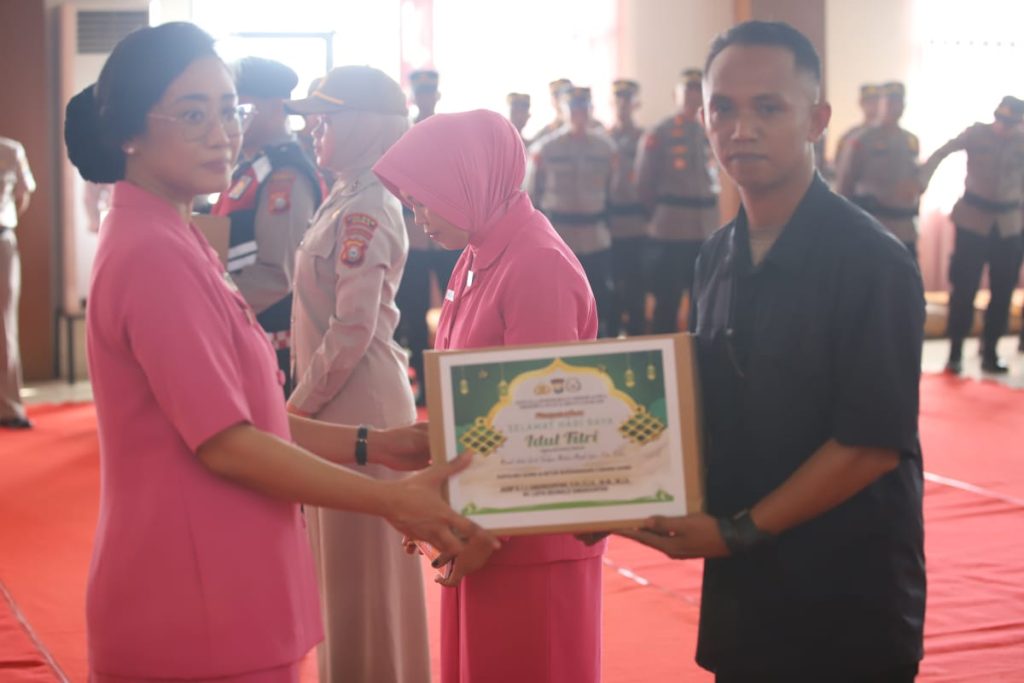 Kapolres Bersama Ketua Bhayangkari Cabang Gowa Bagikan Paket Lebaran kepada Personel