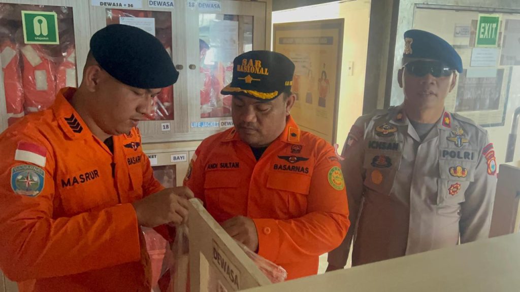 Tim SAR Batalyon C Pelopor bersama Pos Basarnas Bone Pantau Arus Mudik di Pelabuhan Bajoe