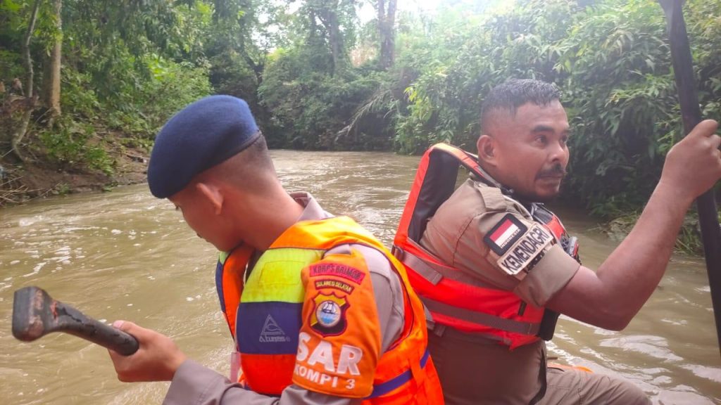 SAR Brimob Bone Turun Lakukan Pencarian IRT Tenggelam di Bengo