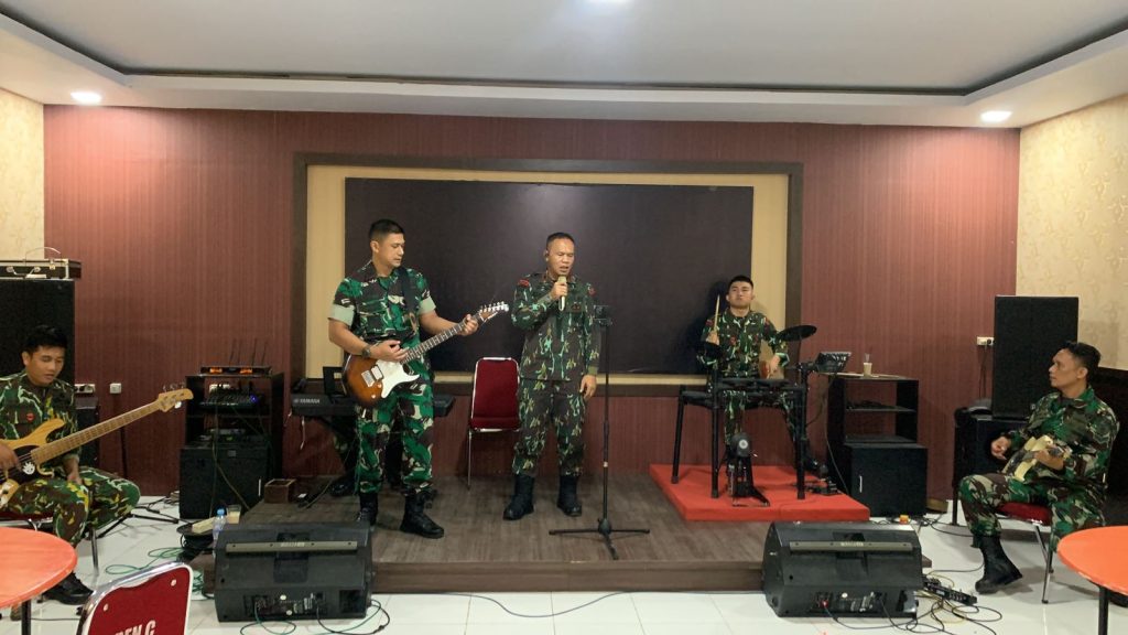 Hangatnya Sinergitas TNI-Polri dalam Tembang Lagu di Mako Batalyon C Pelopor Brimobda Sulsel