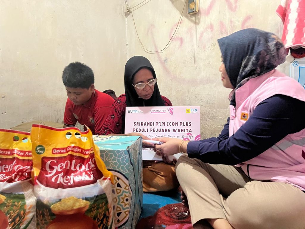 Srikandi PLN Icon Plus SBU Regional Sulawesi Semarakkan Hari Kartini dengan Memberikan Bantuan kepada Pejuang Wanita di Makassar