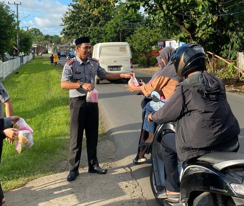 Rangkaian HBP ke 60, Lapas Maros Bagi-Bagi Takjil ke Masyarakat
