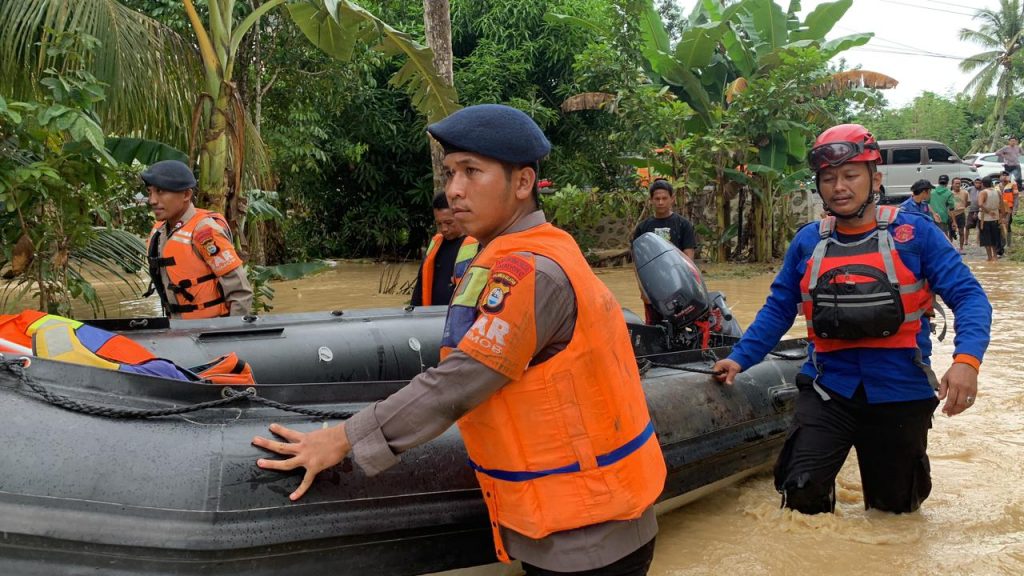 Tim SAR Batalyon C Pelopor Brimobda Sulsel Bantu Masyarakat Korban Banjir di Wajo