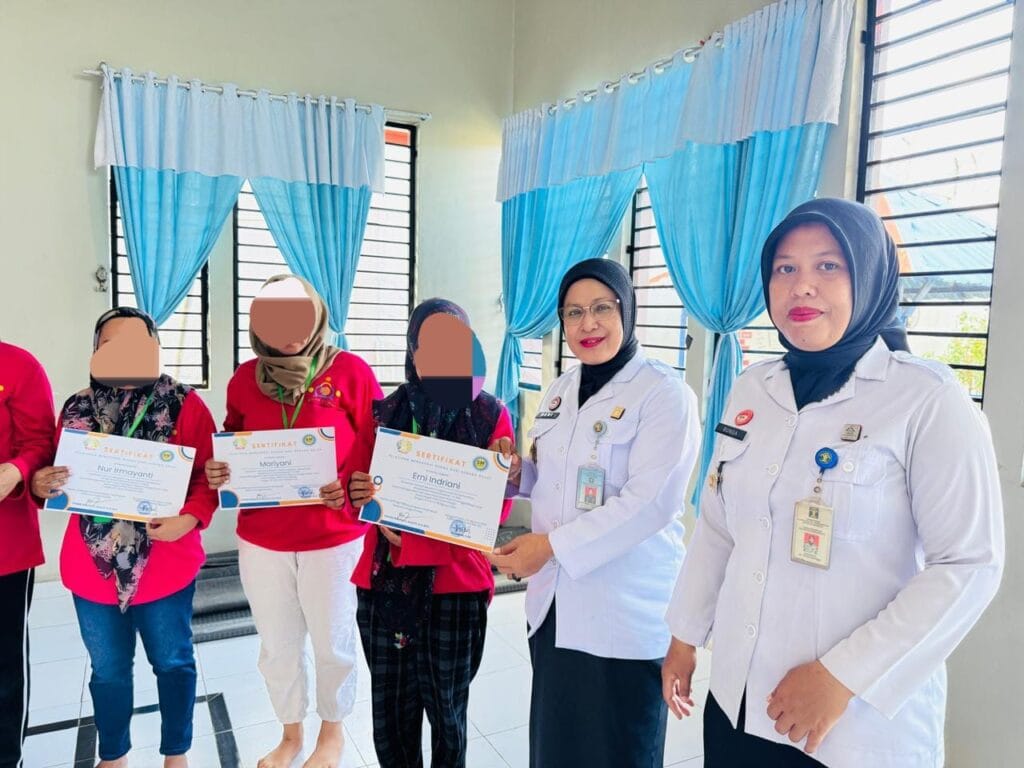 Terampil Merajut, Kalapas Perempuan Sungguminasa Serahkan Sertifikat Kompetensi Pelatihan Kemandirian Kepada Warga Binaan